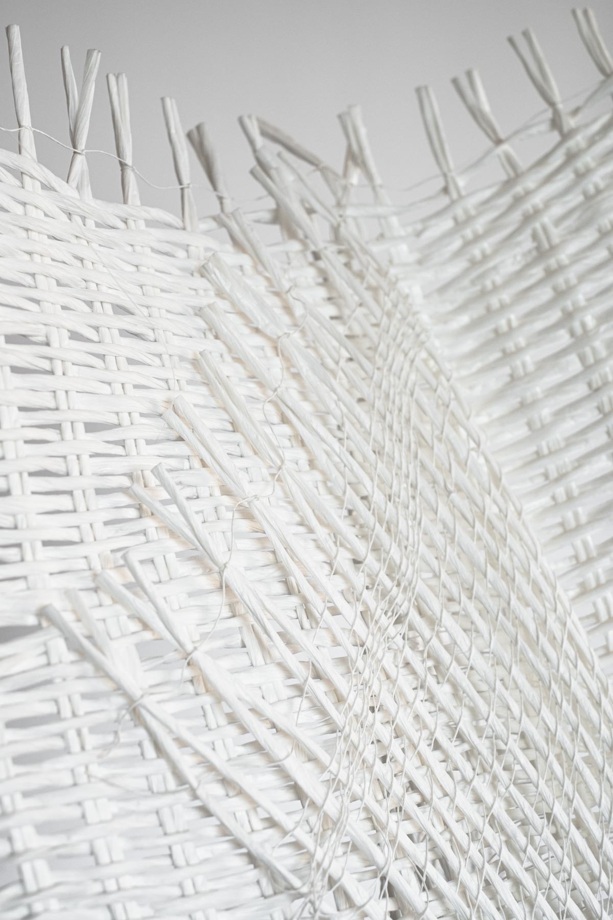 Quattro Ali Inutili (2020) 44x36x17 cm paper yarn