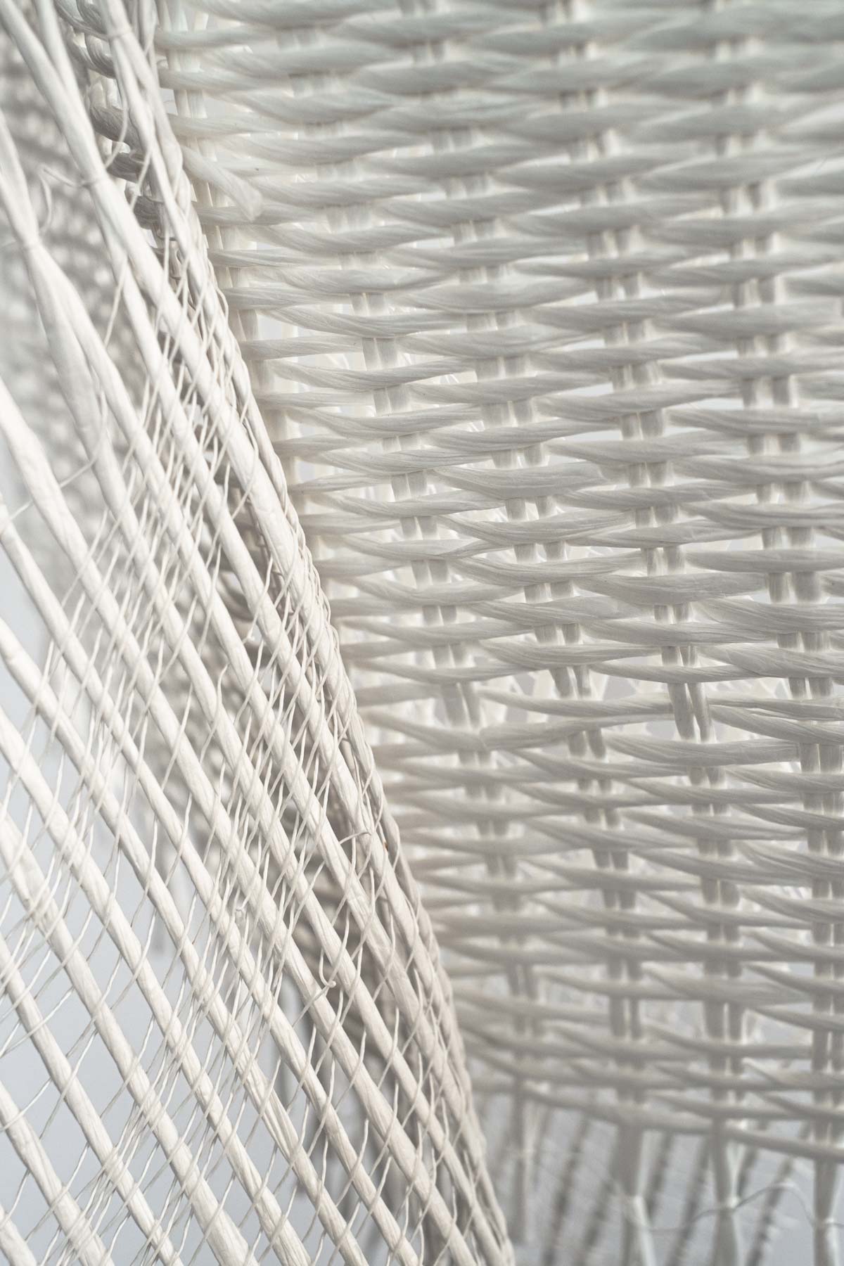 Quattro Ali Inutili (2020) 44x36x17 cm paper yarn